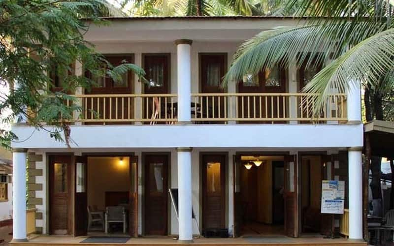 https://imgcld.yatra.com/ytimages/image/upload/t_hotel_yatra_details_desktop/v1439967038/Domestic Hotels/MURUD JANJIRA/Golden Swan Beach Resort/FRONT-VIEW.jpg